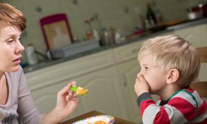 小孩子不拉大便不放屁怎么办